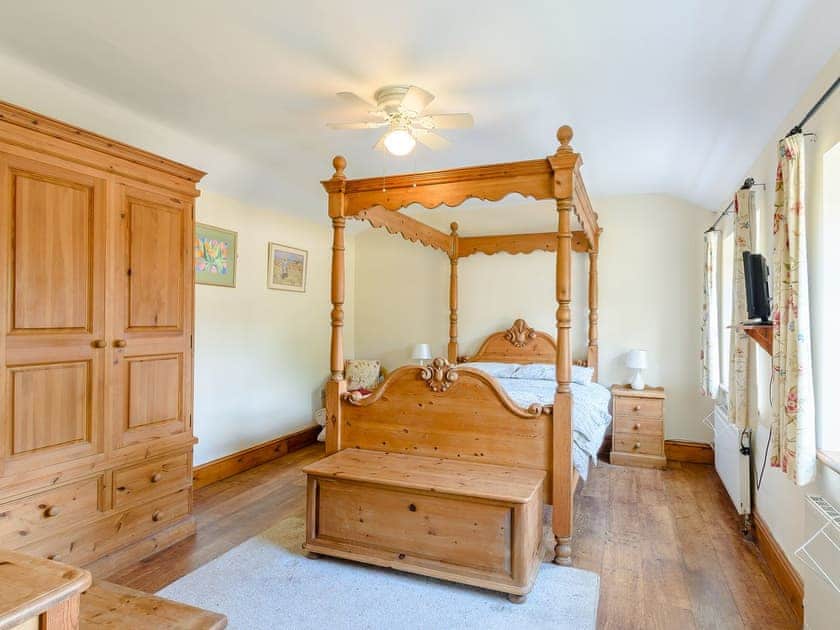 Romantic four Poster bedroom | Cottage in the Pond, Garton, near Hornsea