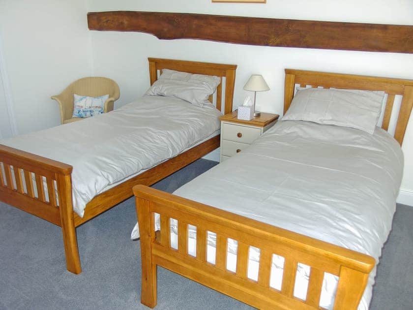 Comfortable twin bedroom | Red Barn Cottage, Kettleburgh, near Framlingham