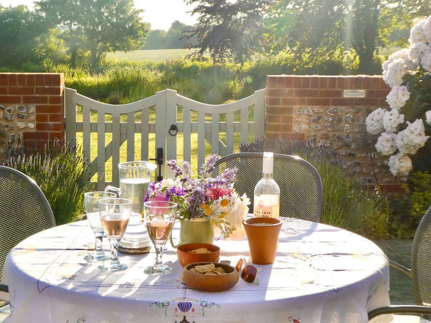 Evening drinks on the beautiful sunny west facing terrace  | The Owl House, Bishops Waltham