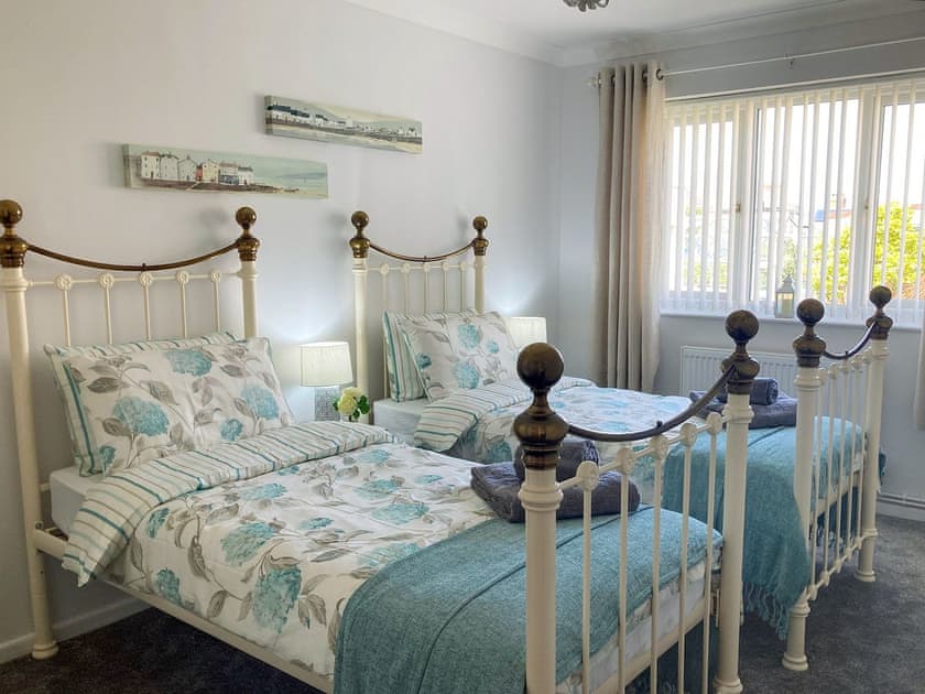 Twin bedroom | High Tides, Penclawdd, near Swansea