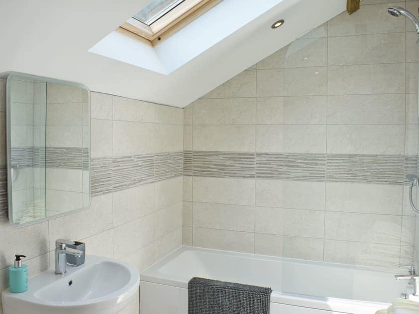 En-suite | The Granary - Chalet Farm Holidays, Langtoft, near Driffield