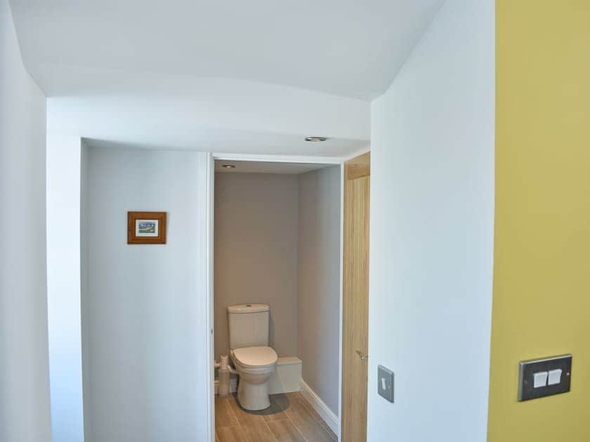 Separate toilet | The Granary - Chalet Farm Holidays, Langtoft, near Driffield