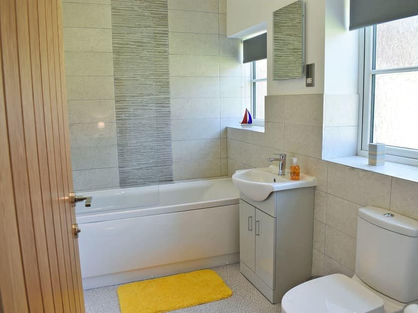 En-suite | The Dairy - Chalet Farm Holidays, Langtoft, near Driffield