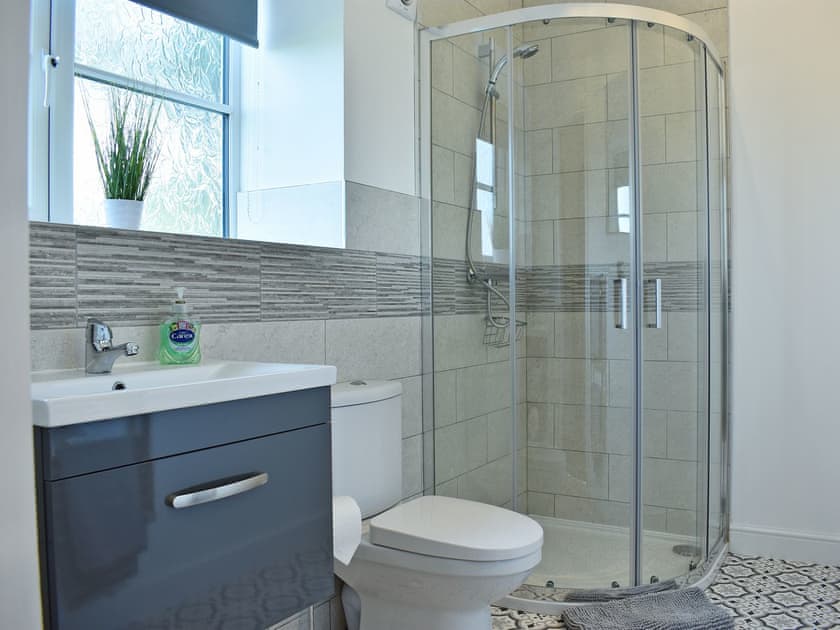 En-suite | The Dairy - Chalet Farm Holidays, Langtoft, near Driffield