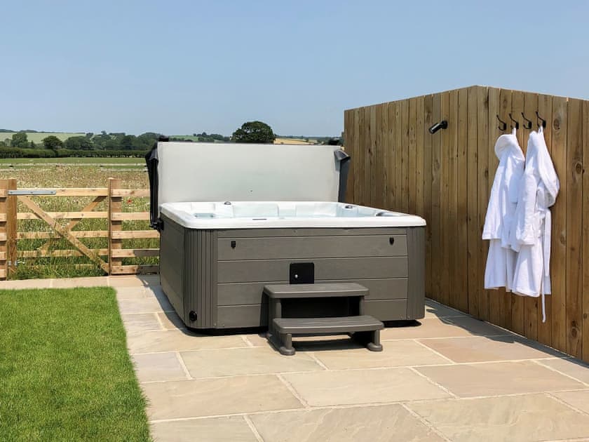 Hot tub | The Old Dairy - Ryehills Farm, Pickering