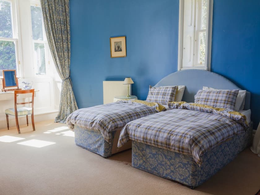 Comfortable en-suite twin bedroom | Dalnaglar Castle - Dalnaglar Castle And Cottages, Glenshee, Cairngorms