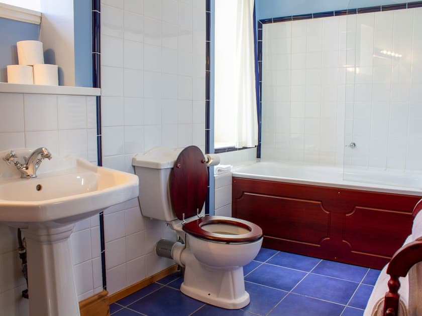 En-suite bathroom | Dalnaglar Castle - Dalnaglar Castle And Cottages, Glenshee, Cairngorms