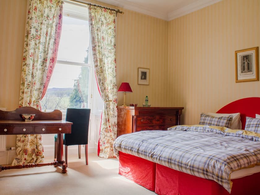 Vibrant en-suite double bedroom | Dalnaglar Castle - Dalnaglar Castle And Cottages, Glenshee, Cairngorms
