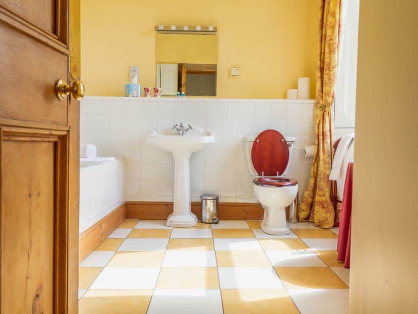 En-suite bathroom | Dalnaglar Castle - Dalnaglar Castle And Cottages, Glenshee, Cairngorms