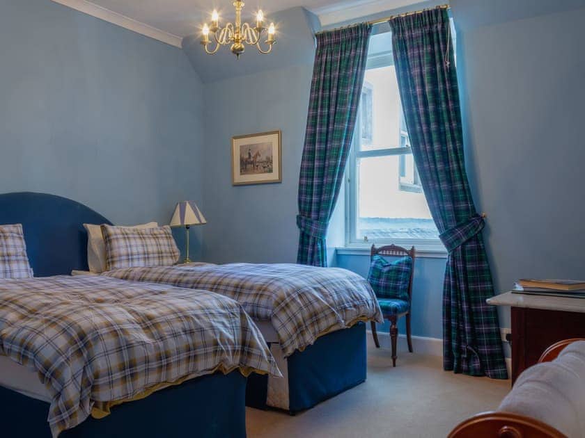 En-suite twin bedroom | Dalnaglar Castle - Dalnaglar Castle And Cottages, Glenshee, Cairngorms
