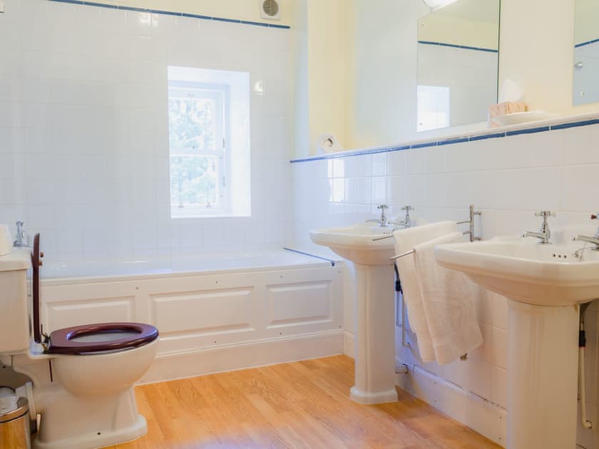 En-suite bathroom | Dalnaglar Castle - Dalnaglar Castle And Cottages, Glenshee, Cairngorms