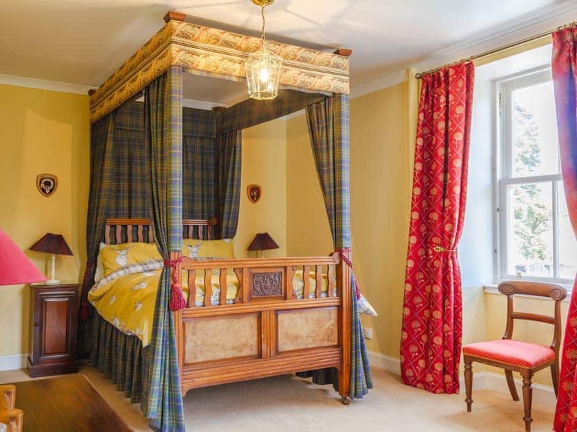 Four poster en-suite double bedroom | Dalnaglar Castle - Dalnaglar Castle And Cottages, Glenshee, Cairngorms