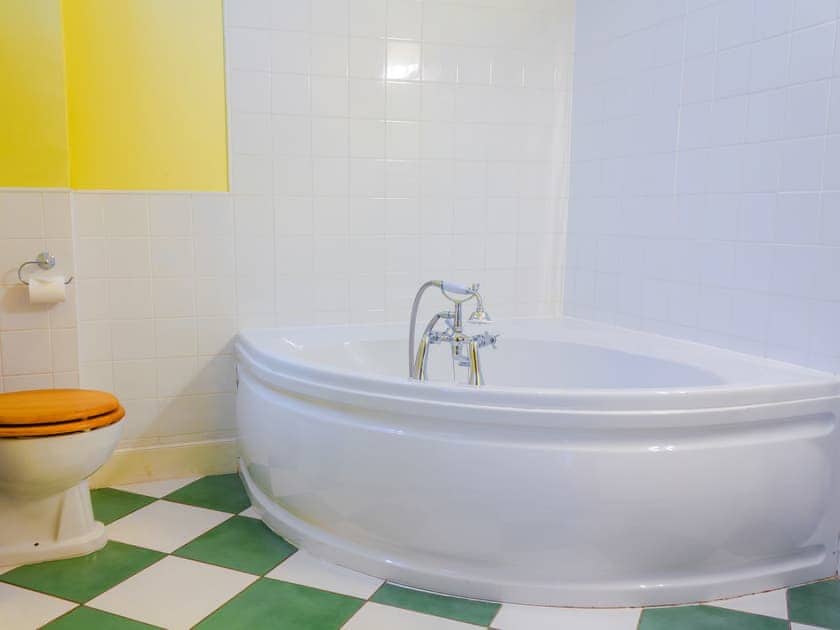 En-suite bathroom | Dalnaglar Castle - Dalnaglar Castle And Cottages, Glenshee, Cairngorms