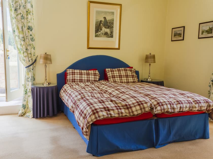 Bright and vibrant en-suite double bedroom | Dalnaglar Castle - Dalnaglar Castle And Cottages, Glenshee, Cairngorms