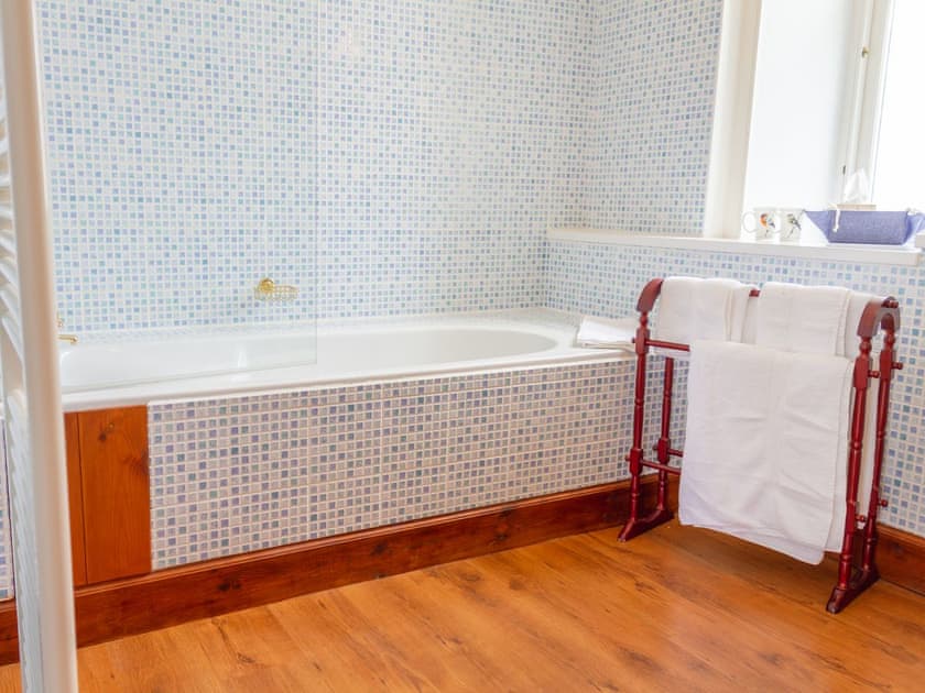 En-suite bathroom  | Dalnaglar Castle - Dalnaglar Castle And Cottages, Glenshee, Cairngorms