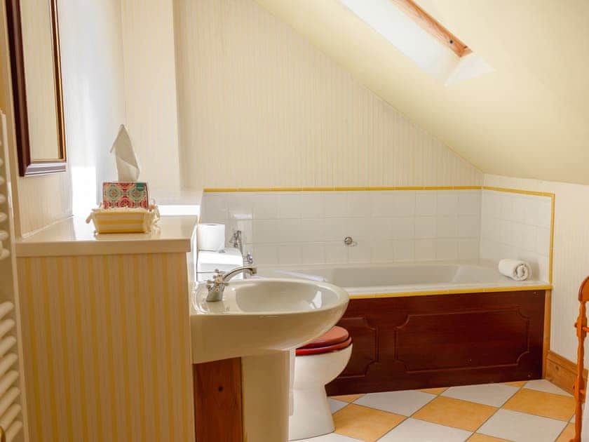 En-suite bathroom | Dalnaglar Castle - Dalnaglar Castle And Cottages, Glenshee, Cairngorms