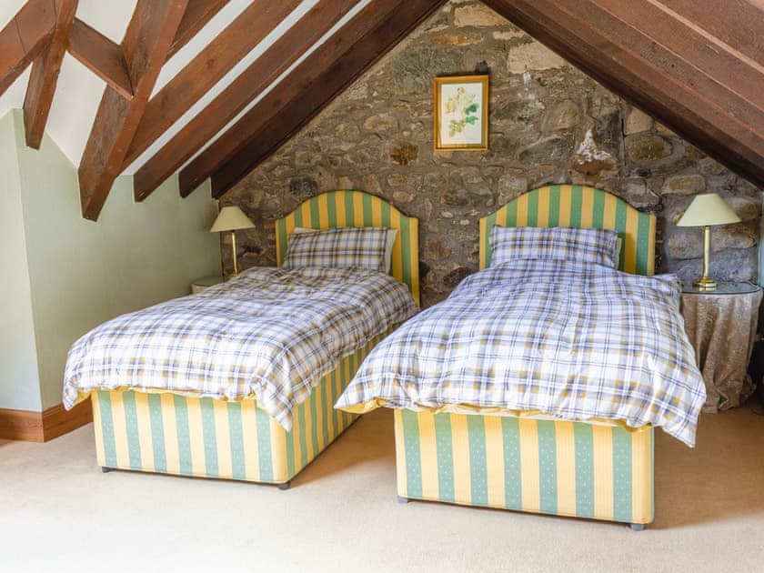 En-suite twin room | Dalnaglar Castle - Dalnaglar Castle And Cottages, Glenshee, Cairngorms