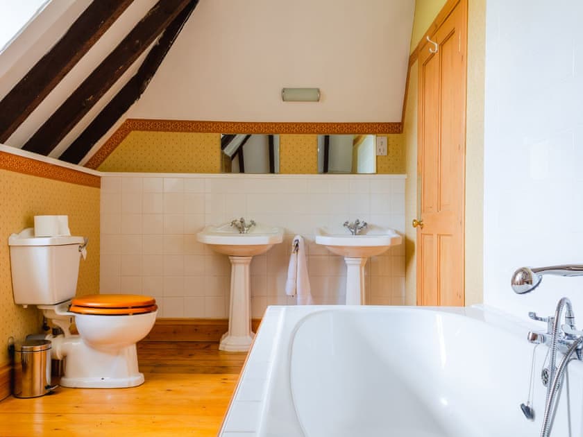 En-suite bathroom | Dalnaglar Castle - Dalnaglar Castle And Cottages, Glenshee, Cairngorms