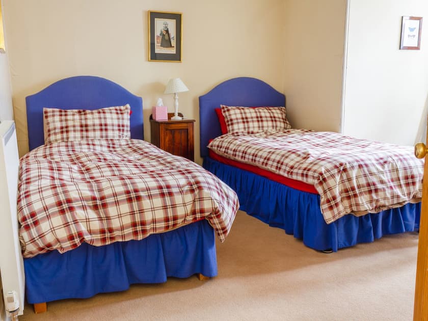 Twin en-suite bedroom | Dalnaglar Castle - Dalnaglar Castle And Cottages, Glenshee, Cairngorms