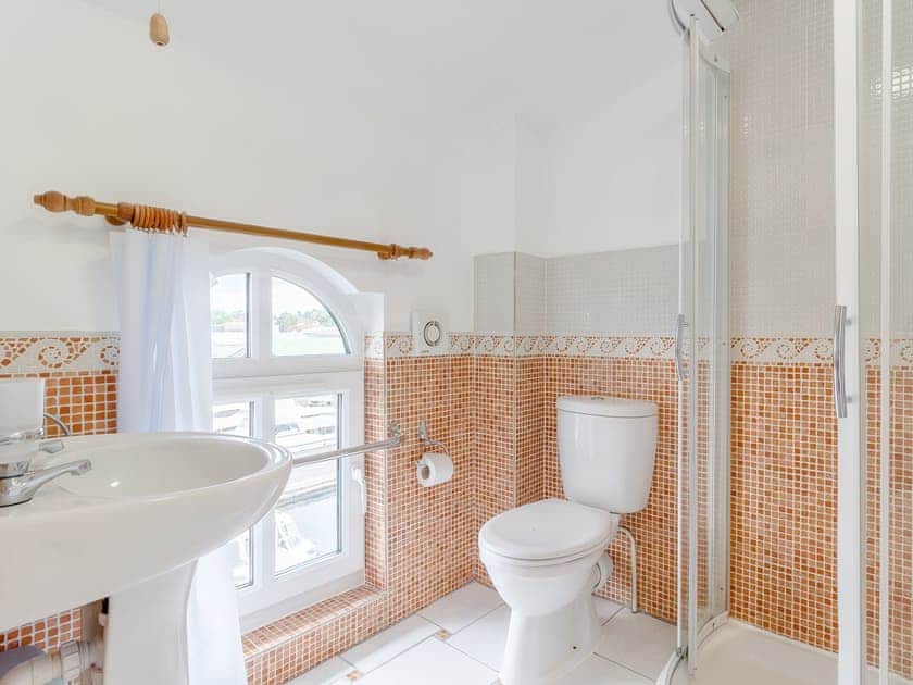 Shower room | Top Sail - The Sail Loft, Wroxham