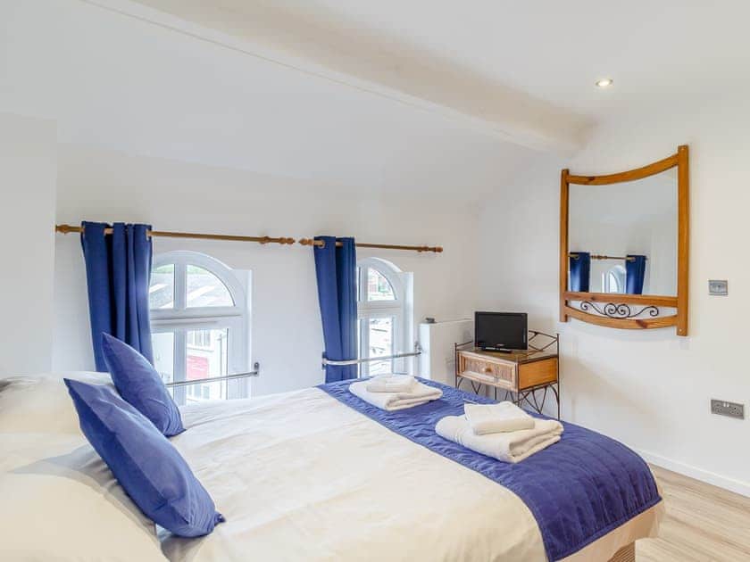 Double bedroom | Main Sail - The Sail Loft, Wroxham