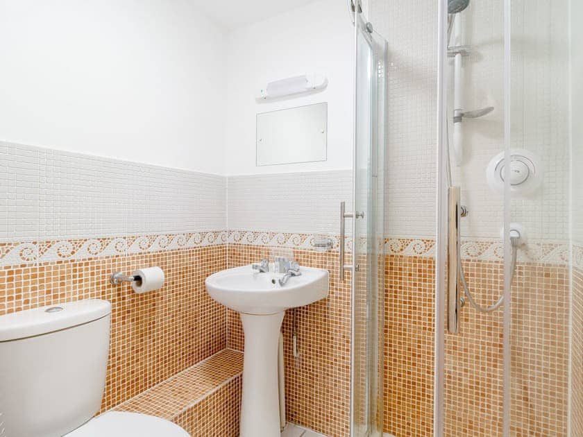 Shower room | Main Sail - The Sail Loft, Wroxham