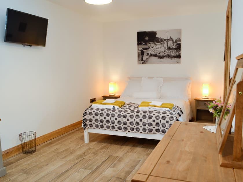 Double bedroom | Sgubor Llwyndu, Betws, near Ammanford