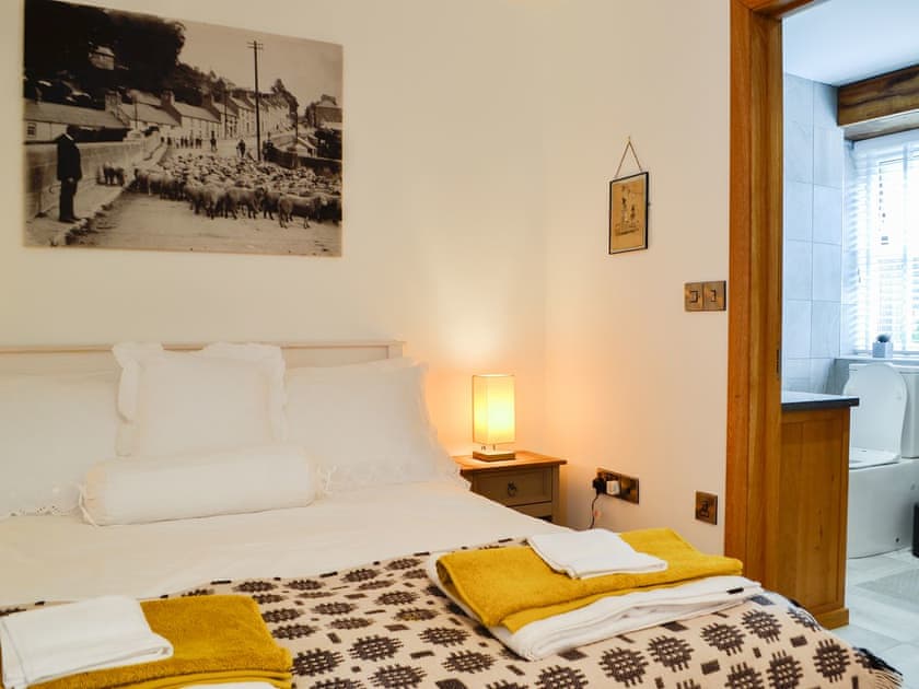 Double bedroom | Sgubor Llwyndu, Betws, near Ammanford