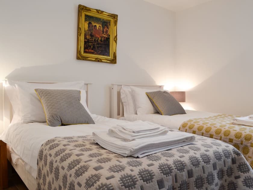 Twin bedroom | Sgubor Llwyndu, Betws, near Ammanford