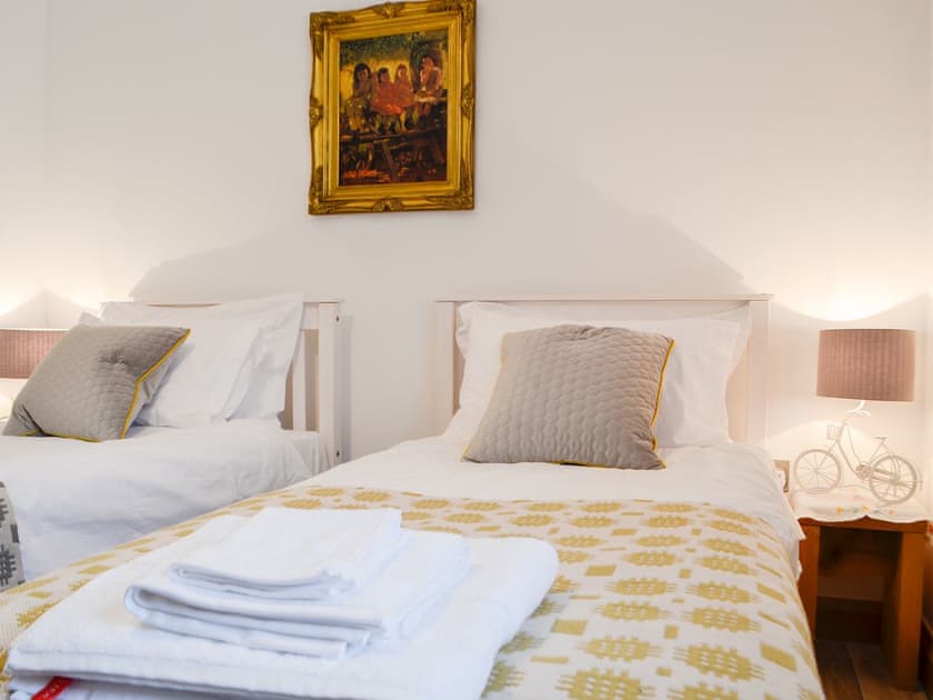 Twin bedroom | Sgubor Llwyndu, Betws, near Ammanford