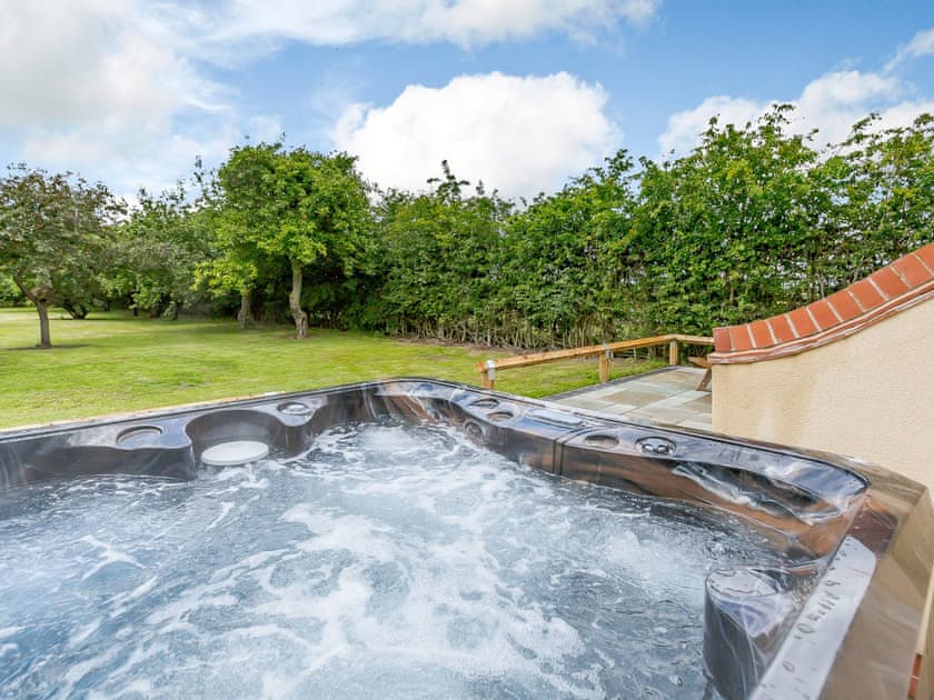 Hot tub | Millstone Barn - Windmill Barns, Heapham, near Gainsborough