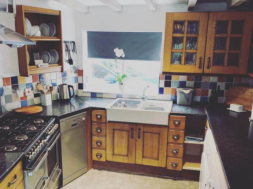 Well-equipped fitted kitchen | The Old Toll House, Coalport, near Ironbridge