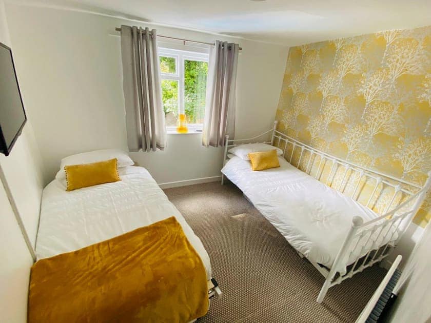 Spacious twin bedroom | The Old Toll House, Coalport, near Ironbridge