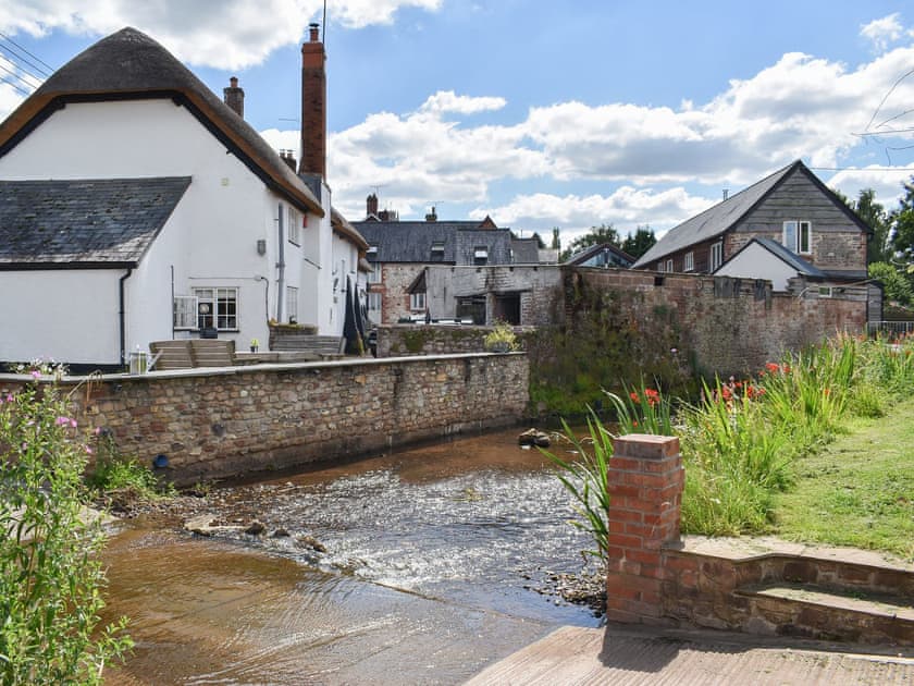 View of Fair Maid (on the right).  Please note the grassed area is not included with the accomodation. | Fair Maid - Glimsters Farm Holiday let, Kentisbeare, Cullompton
