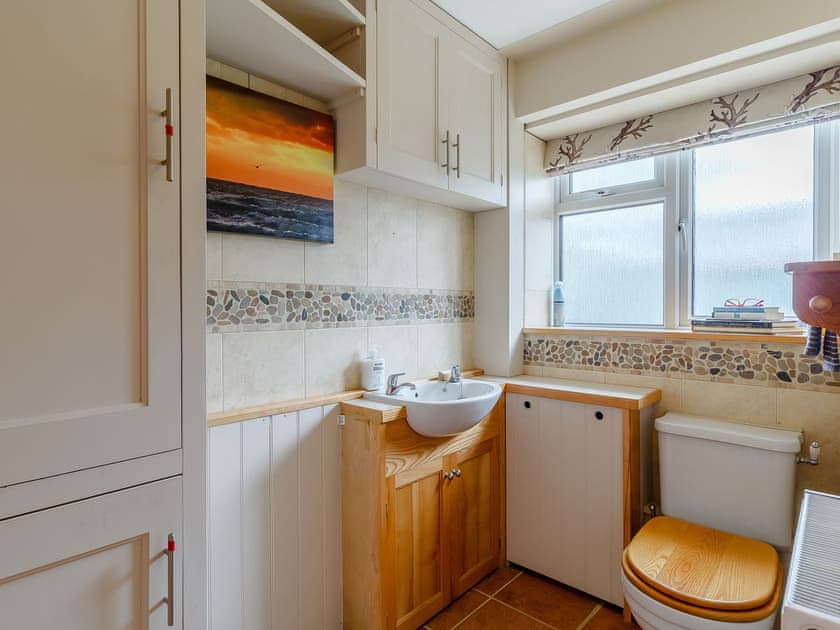 Bathroom | 42 Temple End, Blakeney