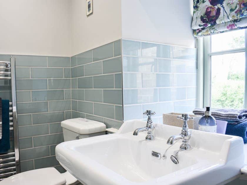 En-suite | Lane End Cottage, Upleatham, near Saltburn-by-the-Sea
