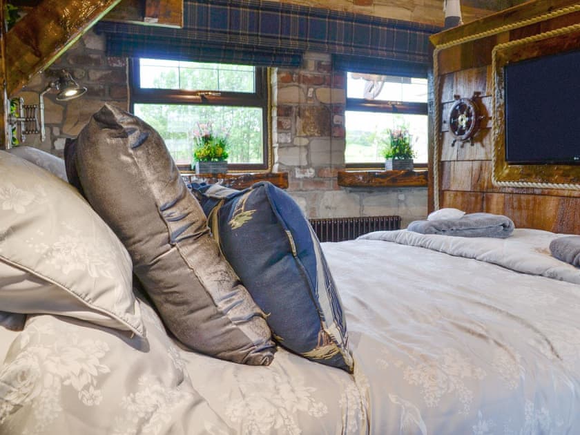 Double bedroom | Tennox Boathouse - Tennox Farm, Kilbirnie