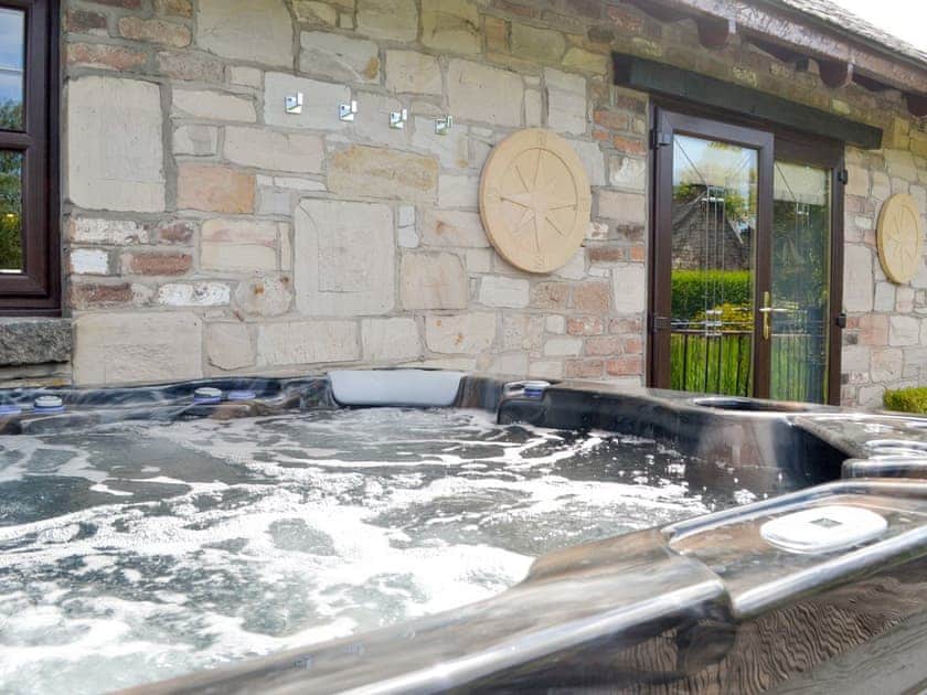 Hot tub | Tennox Boathouse - Tennox Farm, Kilbirnie