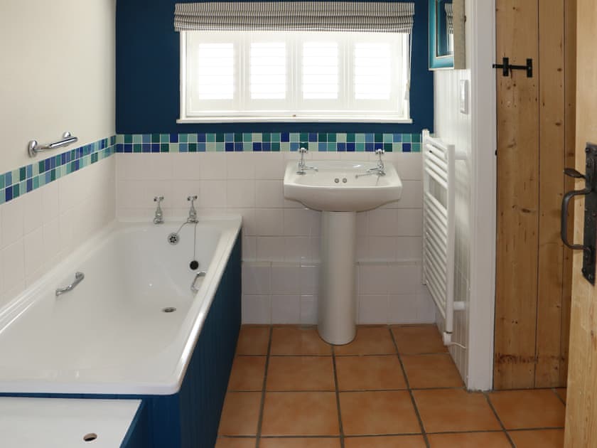 Bathroom (ground floor) | Bell Corner Cottage, Cratfield, Halesworth