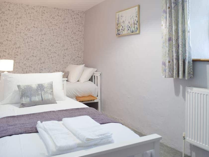 Twin bedroom | Ty Celyn Farmhouse, Ponthenri, near Llanelli