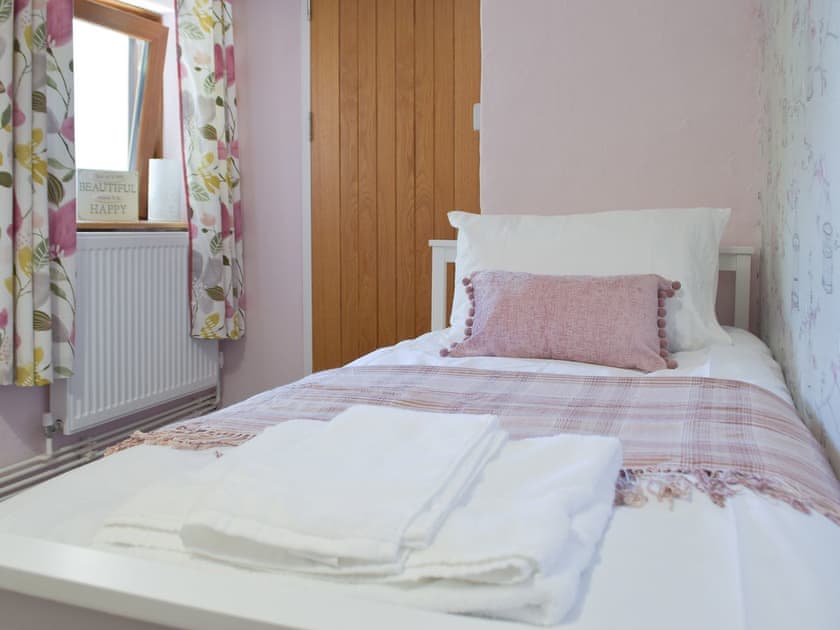 Twin bedroom | Ty Celyn Farmhouse, Ponthenri, near Llanelli