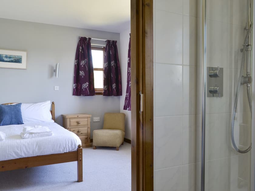 En-suite | Battanropie Lodge, Carrbridge