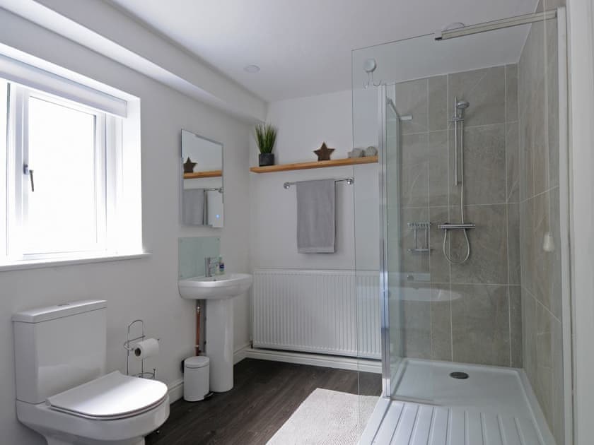 Main Bathroom | Bryn Derw, Barmouth