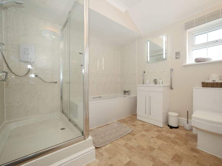 Well presented bathroom | Luckington Stables 1 - Luckington Stables, Newbury, near Frome