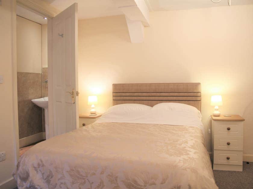 Double and single bedroom with en-suite  | Brook House 1 - Brook House Cottage Holidays, Bassenthwaite