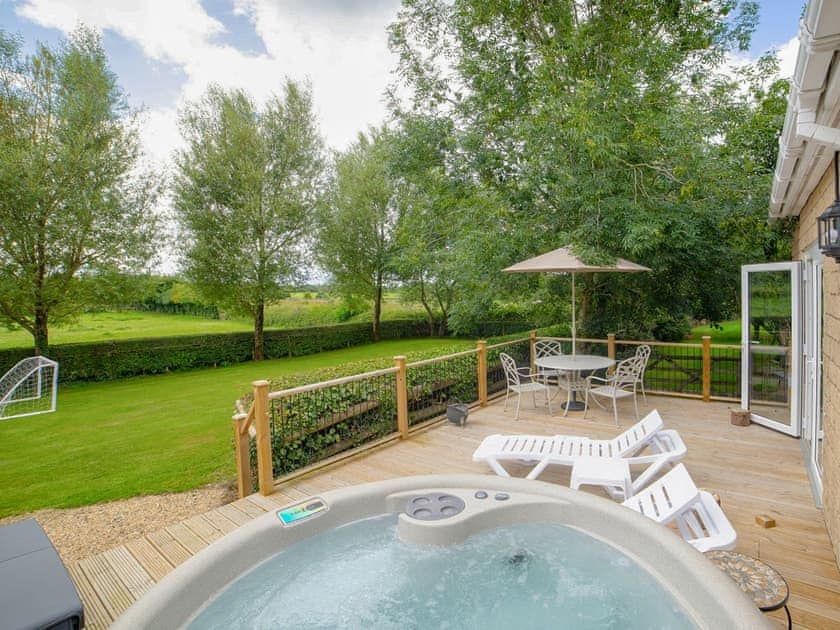 Wonderful property with hot tub | Luckington Stables 2 - Luckington Stables, Newbury, near Frome