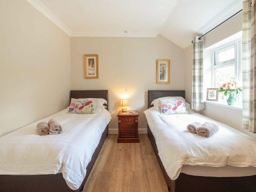 Twin bedroom | Luckington Stables 2 - Luckington Stables, Newbury, near Frome