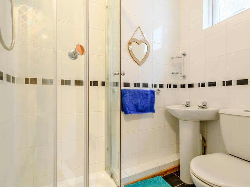 Shower room | Hodges - Pier Gardens, Gorleston