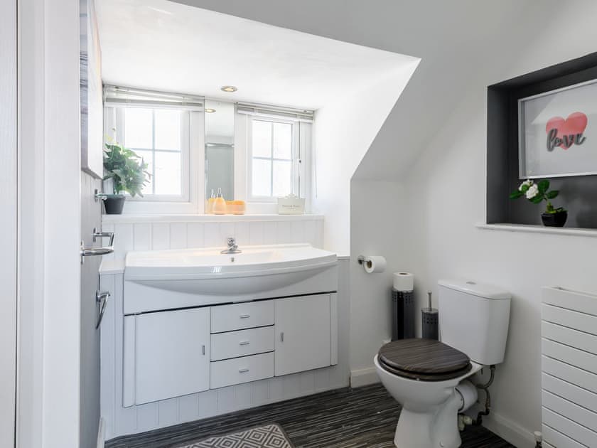 Shower room | Peartree Cottage - Tufty’s, Skegness