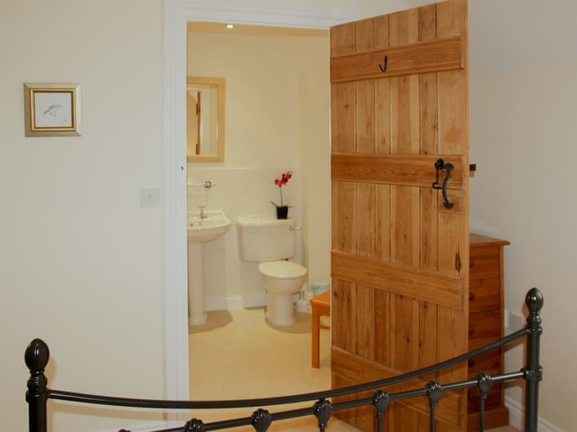 Charming double bedroom with en-suite | Willow Cottage, Paxford, near Chipping Campden